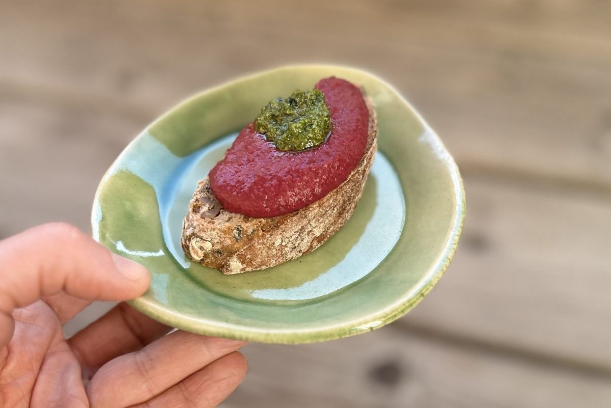 Bärlauch-Baguette mit Rote Beete Hummus und Wildkräuterpesto.